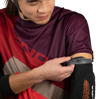 Endura_MT500_D3O_Ghost_Elbow_Pads_3